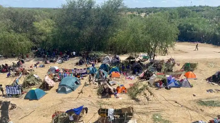 "Un número récord de migrantes venezolanos ha estado cruzando a los Estados Unidos en los últimos meses. Esto plantea un nuevo desafío fronterizo para la administración Joe Biden". La situación "genera preocupaciones de que más de los casi 6 millones de personas desplazadas de la nación sudamericana podrían dirigirse hacia el norte".