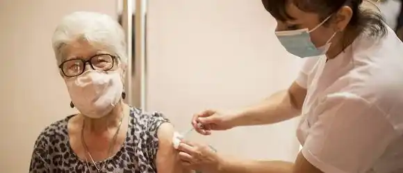 La vacuna contra la gripe se puede aplicar junto con la del COVID-19