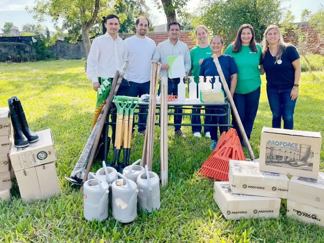Entrega de insumos en la Escuela Integral N° 2 “Azahares”