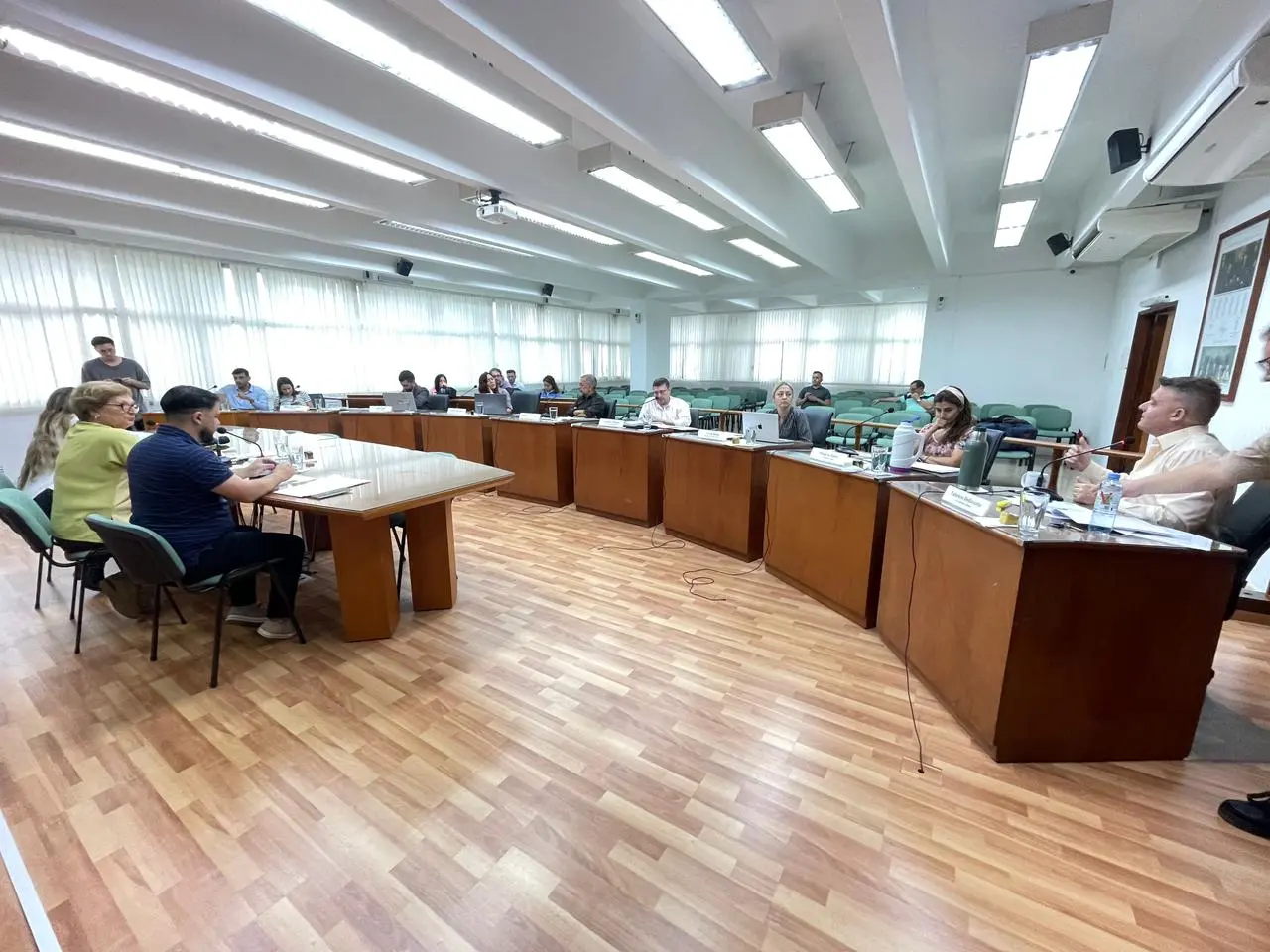 EN VIVO | Reunión en el Concejo: los ediles debaten un proyecto de LLA para reducir su sueldo