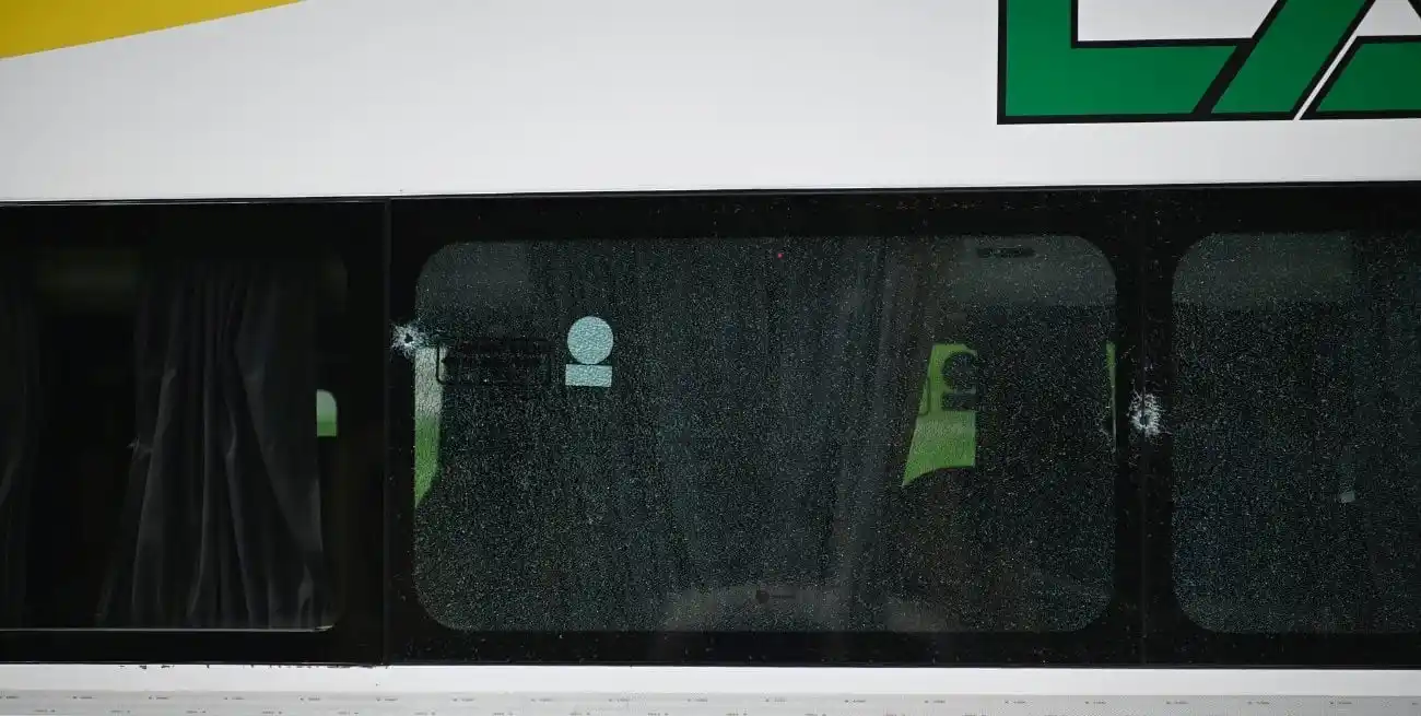 Uno de los micros habría sufrido 9 impactos de bala. Crédito: Marcelo Manera.