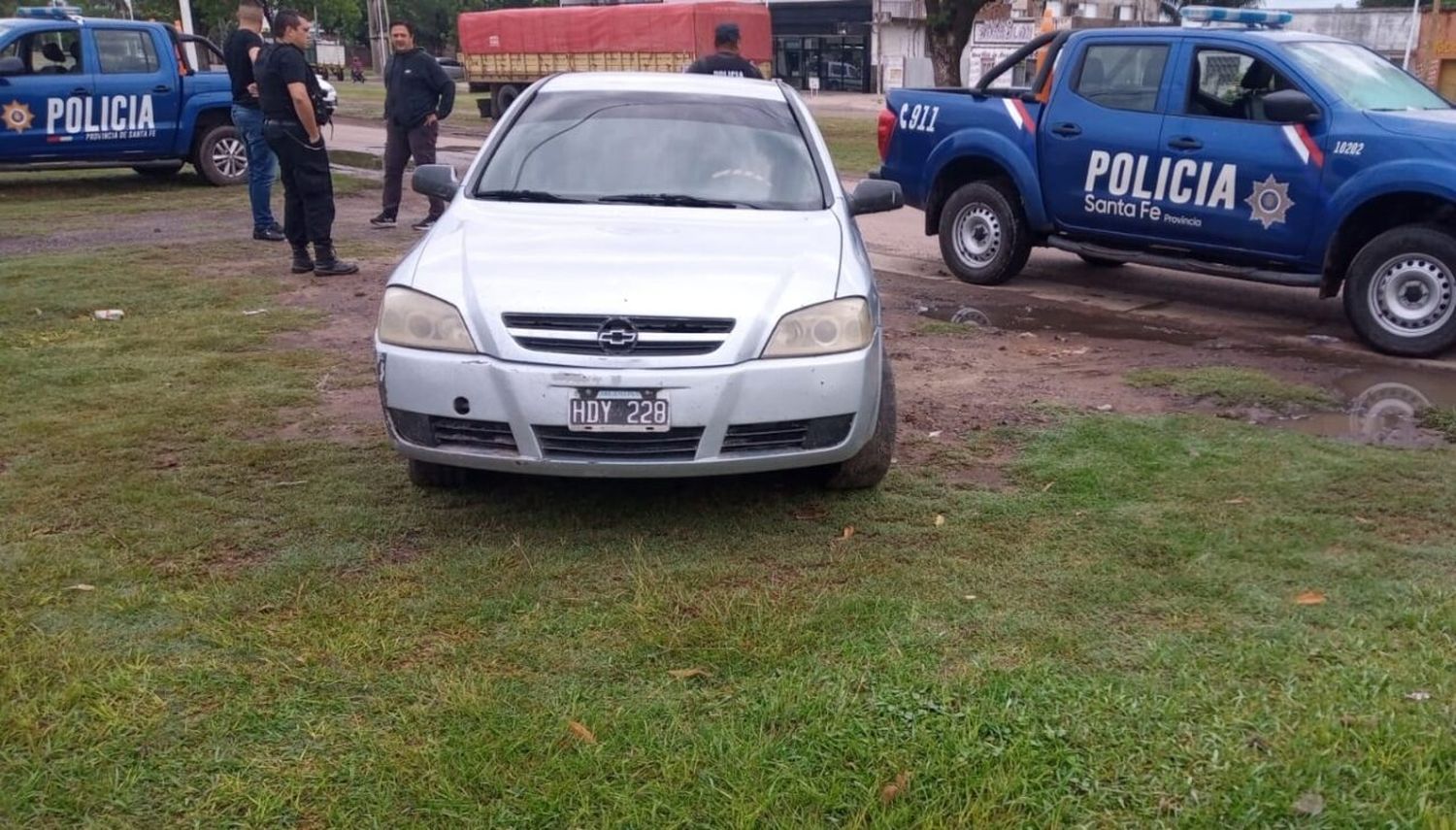 Buscan a un hombre que robó un auto, lo dejó abandonado y huyó