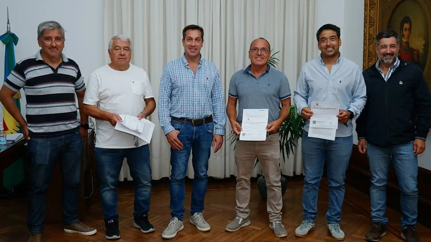 Los representantes de los clubes, junto al intendente Arturo Rojas y autoridades locales