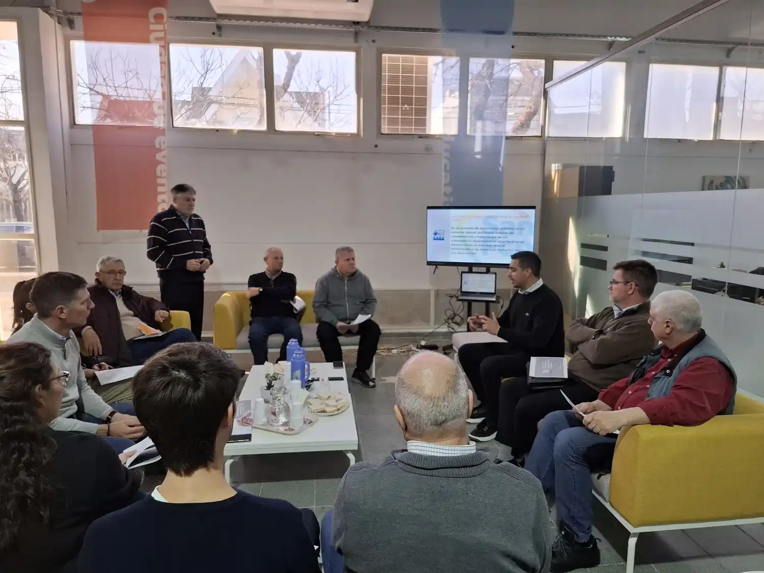 Autoridades municipales y del sector productivos durante la reunión.