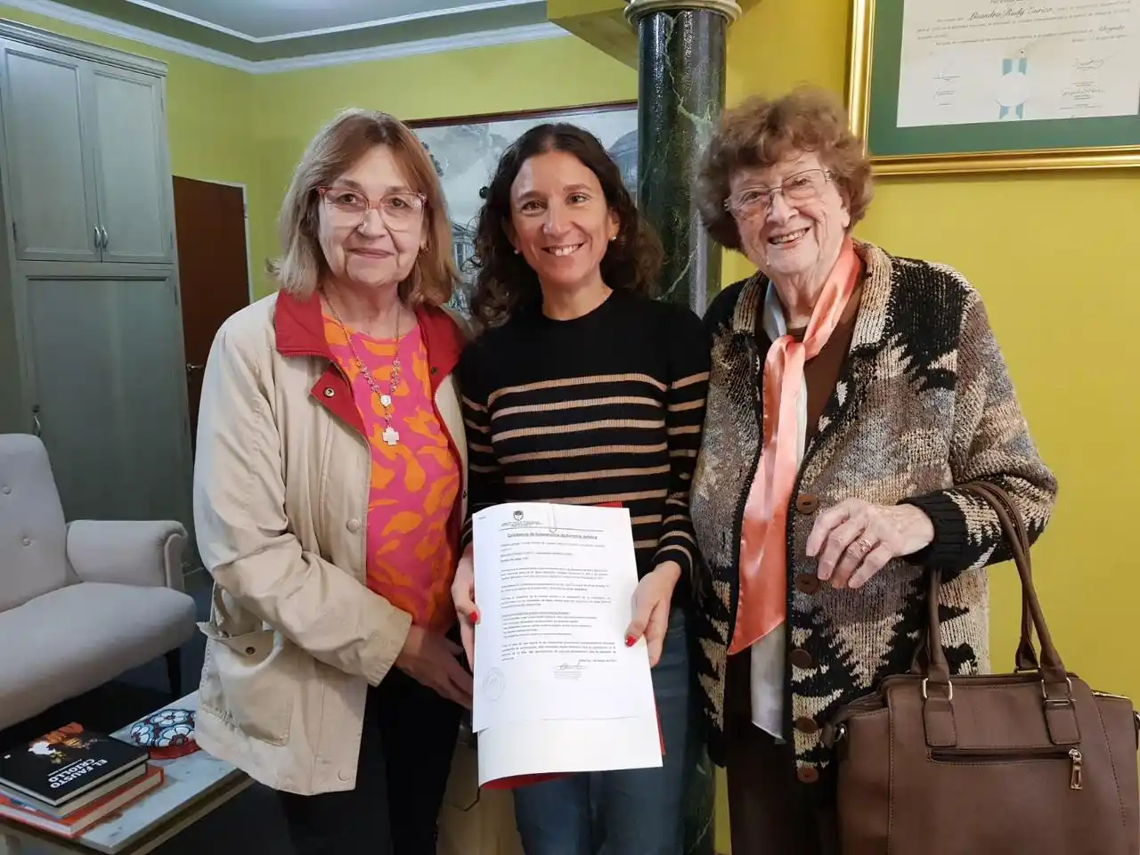 La senadora en la entrega de una personería jurídica.