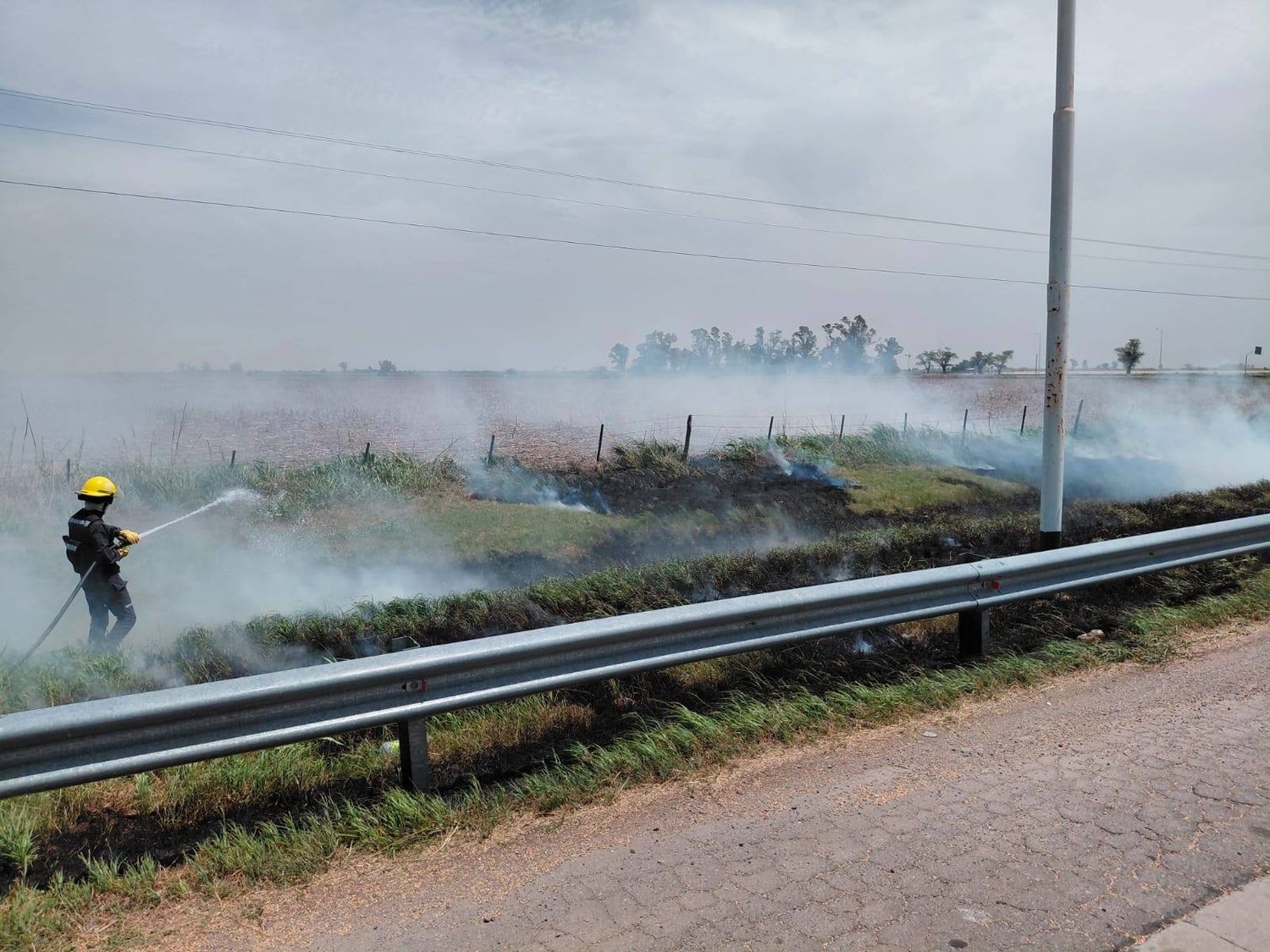 Rápida intervención para extinguir un incendio en la banquina en Ruta 19