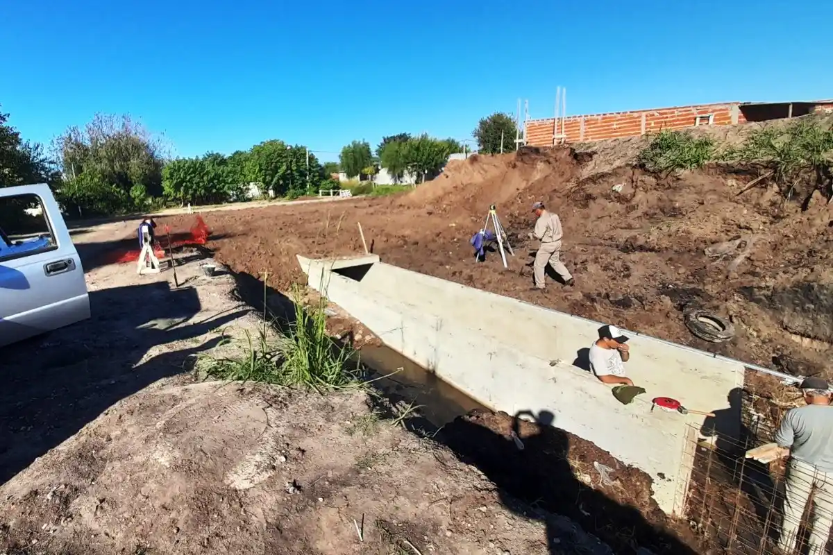Realizan obras para intentar evitar que se inunden las calles cuando llueve