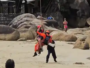 La mujer lesionada fue rescatada en helicóptero y llevada a la playa.
