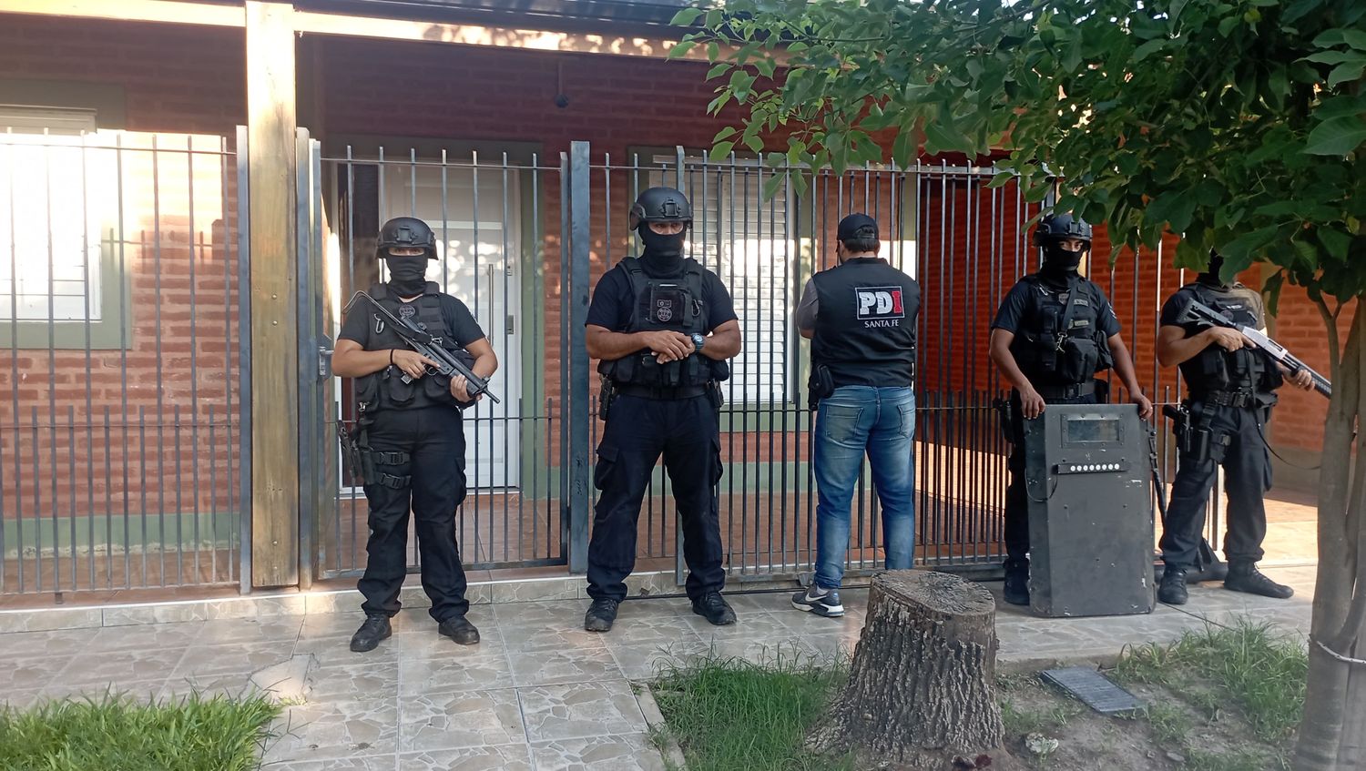 Múltiples allanamientos en San Justo: la PDI detuvo a tres hombres por abuso de arma y amenazas calificadas