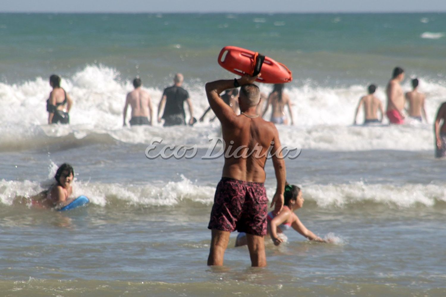 Guardavidas. En plena tarea ayer en la playa