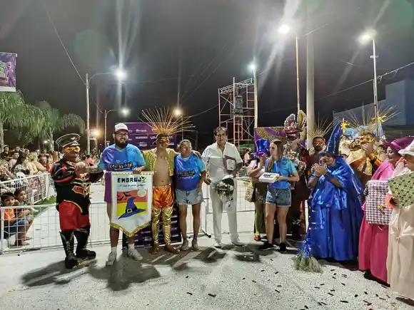 Otra noche de fiesta: la tercera luna de Carnaval cerró con el público bailando junto a la mascarada Embrujo