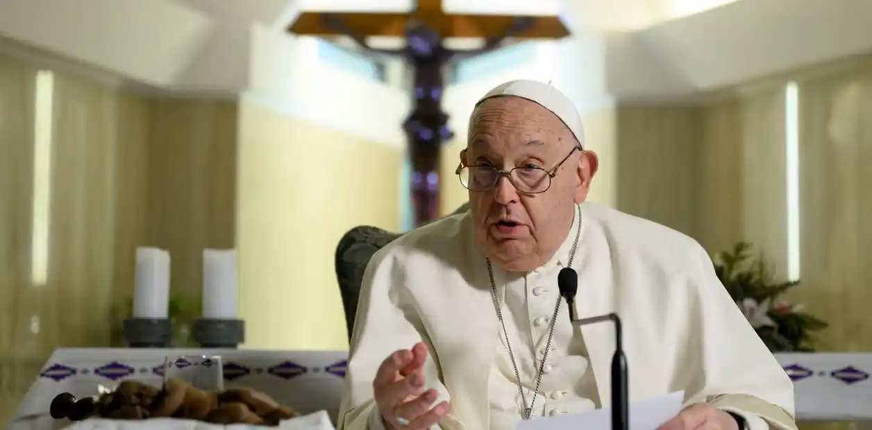 Según el parte médico el Papa padece “una infección polimicrobiana del tracto respiratorio”.