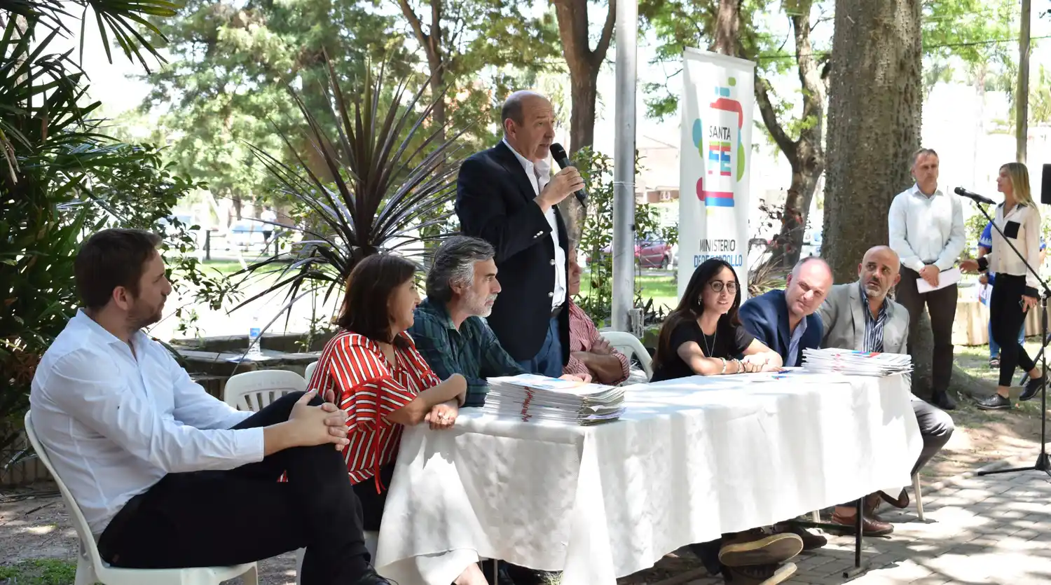 Entregaron sus escrituras a más de cien familias en la provincia