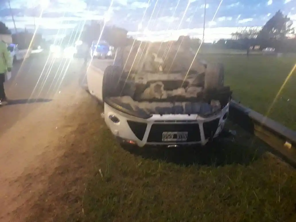 Vuelca un auto en el acceso sur: tres personas internadas 