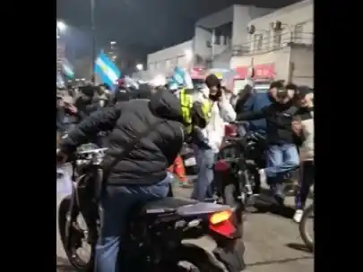Motoqueros coparon los festejos en Berazategui y desataron una ola de críticas en las redes: "Arruinaron todo"