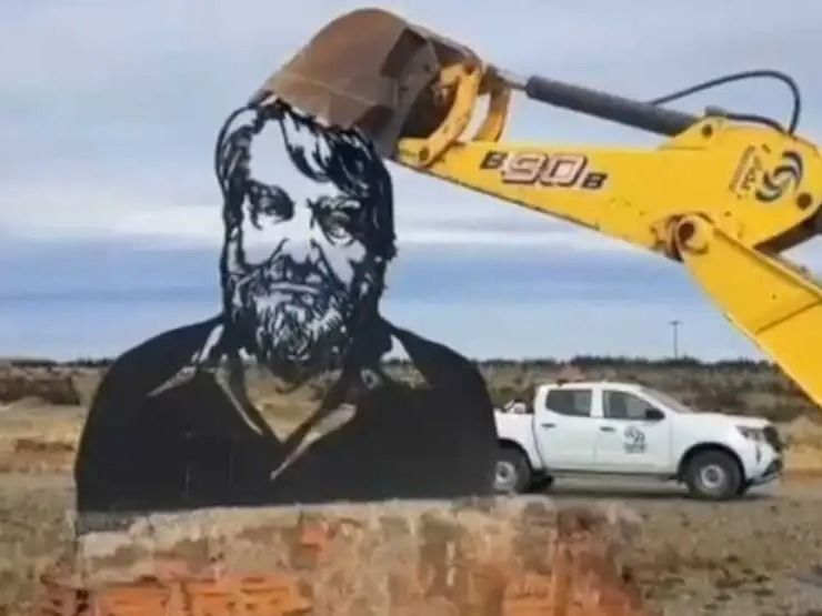Momento en que la retroexcavadora arranca de cuajo el monumento al laureado escritor argentino. Foto: Gentileza