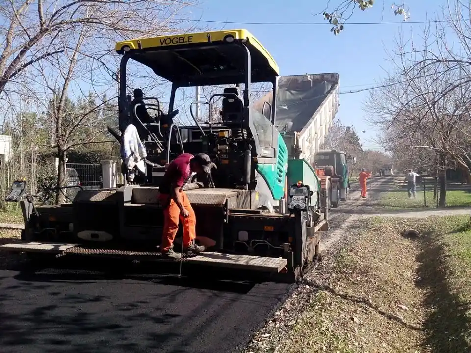 Trabajos de bacheo y mantenimiento vial en Rosario