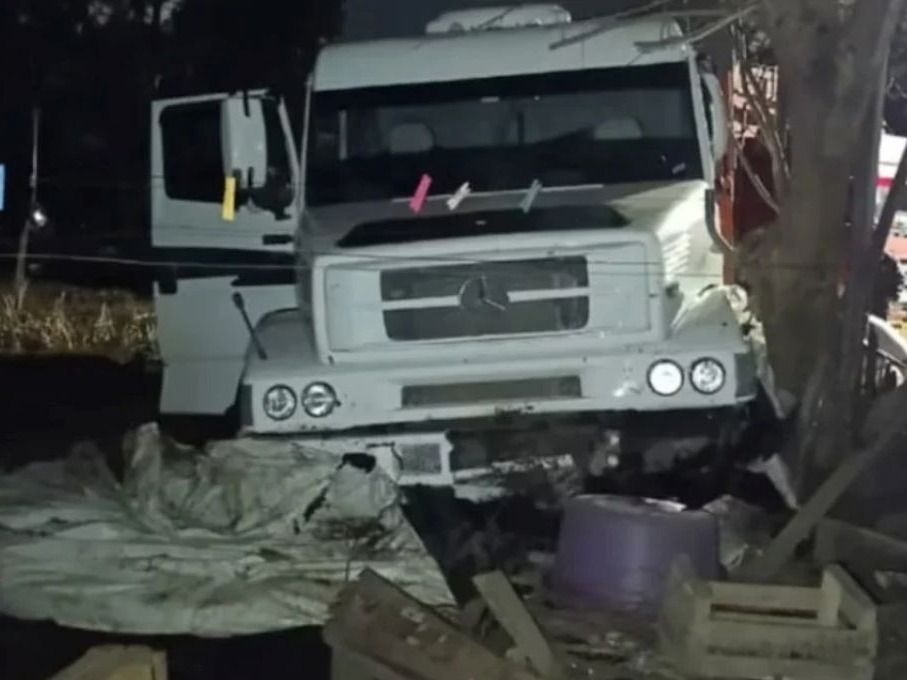 El camión perdió el control al llegar a una esquina y terminó incrustándose en una vivienda