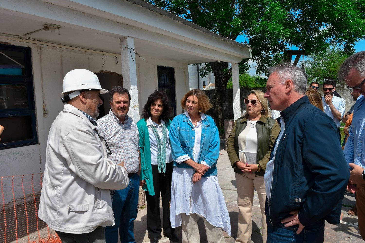 Los funcionarios dialogaron con los directores de obras.