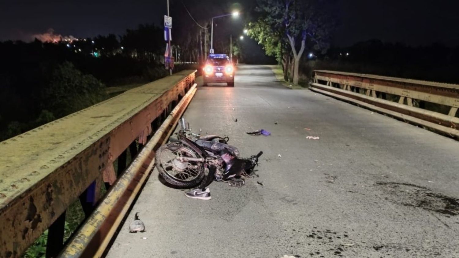 Fuerte choque de un motociclista contra el guardarraíl, en el camino «Héroes de Malvinas»