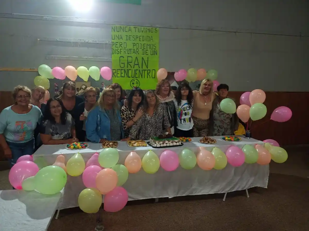 La amistad de  extrabajadores de una  fábrica de calzados fue  más fuerte que el cierre  