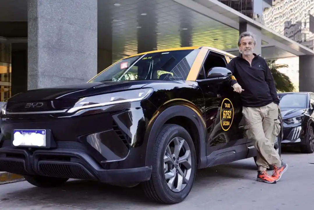 Gerardo Trillini es chofer desde hace 35 años, y ya maneja por las calles de la Ciudad el taxi propulsado íntegramente por energía eléctrica.
