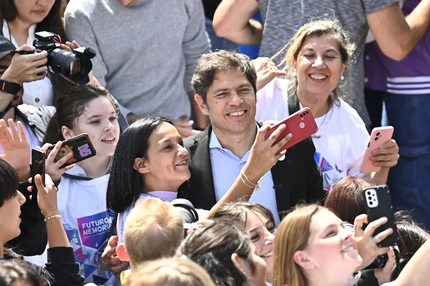 Kiicllof con estudiantes en La Plata