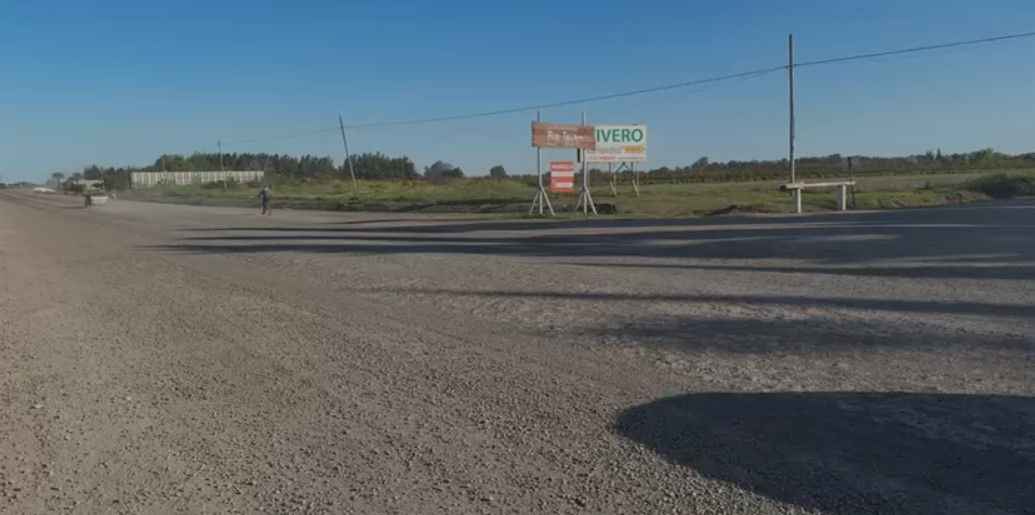 El estado de la calzada es tierra y piedras; no existe la señalización.