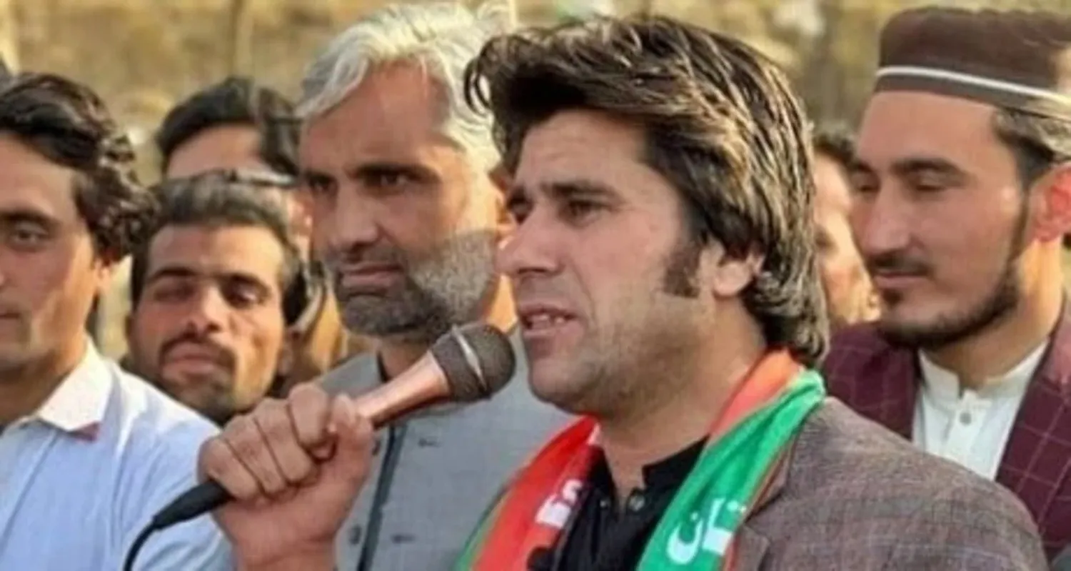 Rehan Zeb Khan era candidato independiente afiliado al partido Pakistan Tehreek-e-Insaf (PTI).