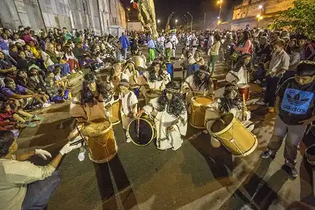Los Corsos Populares le ganaron la apuesta al tiempo y deslumbraron