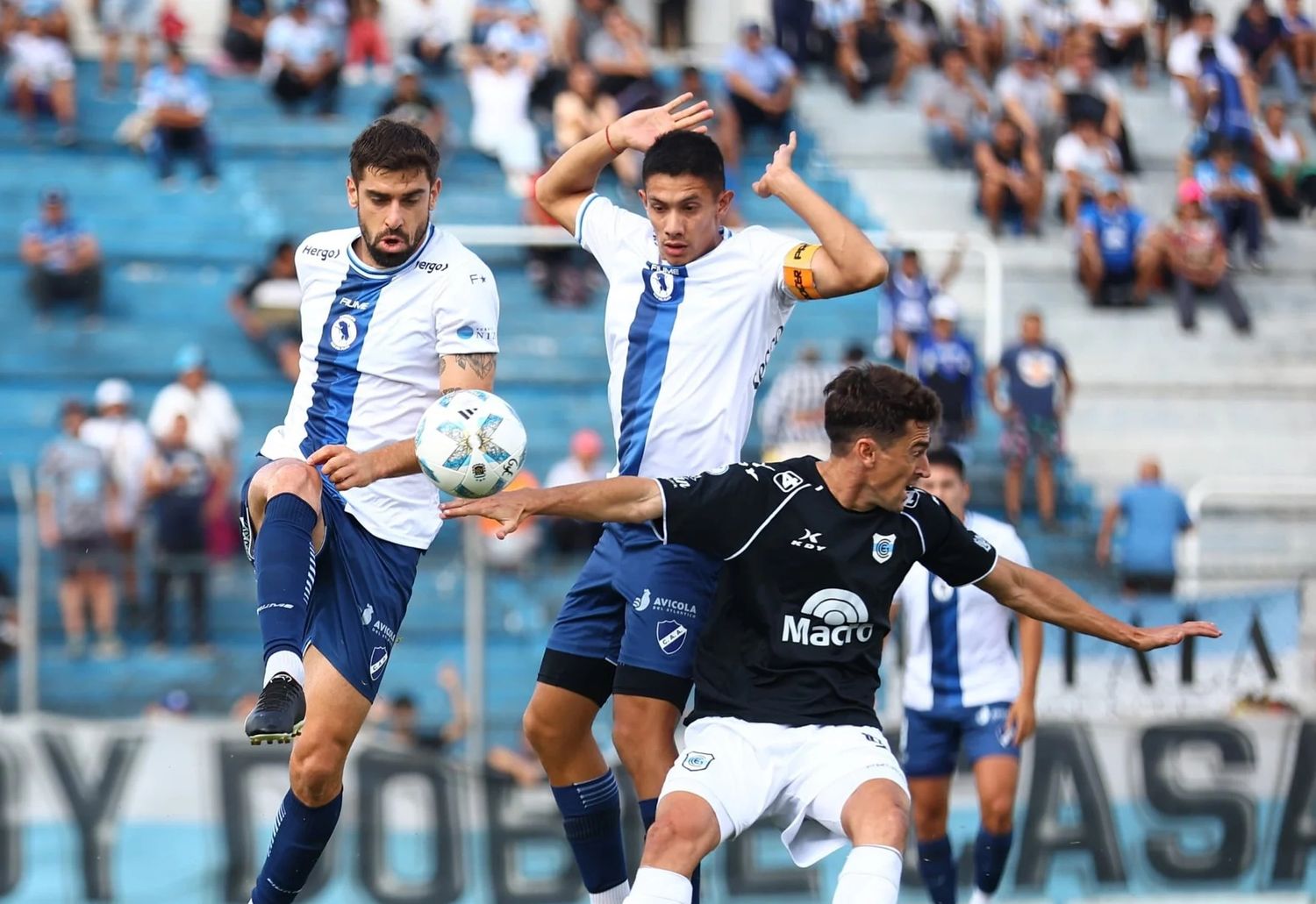 El "Torito" con sus dos centrales en acción. (Foto: Prensa Gimnasia J)