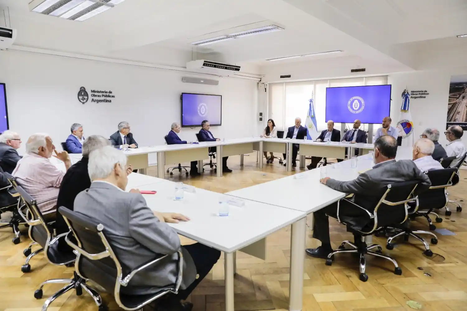 Reunión del Gobierno con las cámaras empresariales del sector.