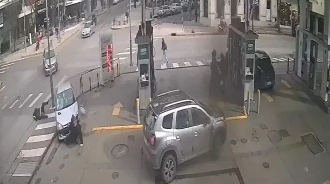 Mar del Plata: chocó, atropelló a un padre y a su hijo y terminó detenida por manejar con una licencia falsa