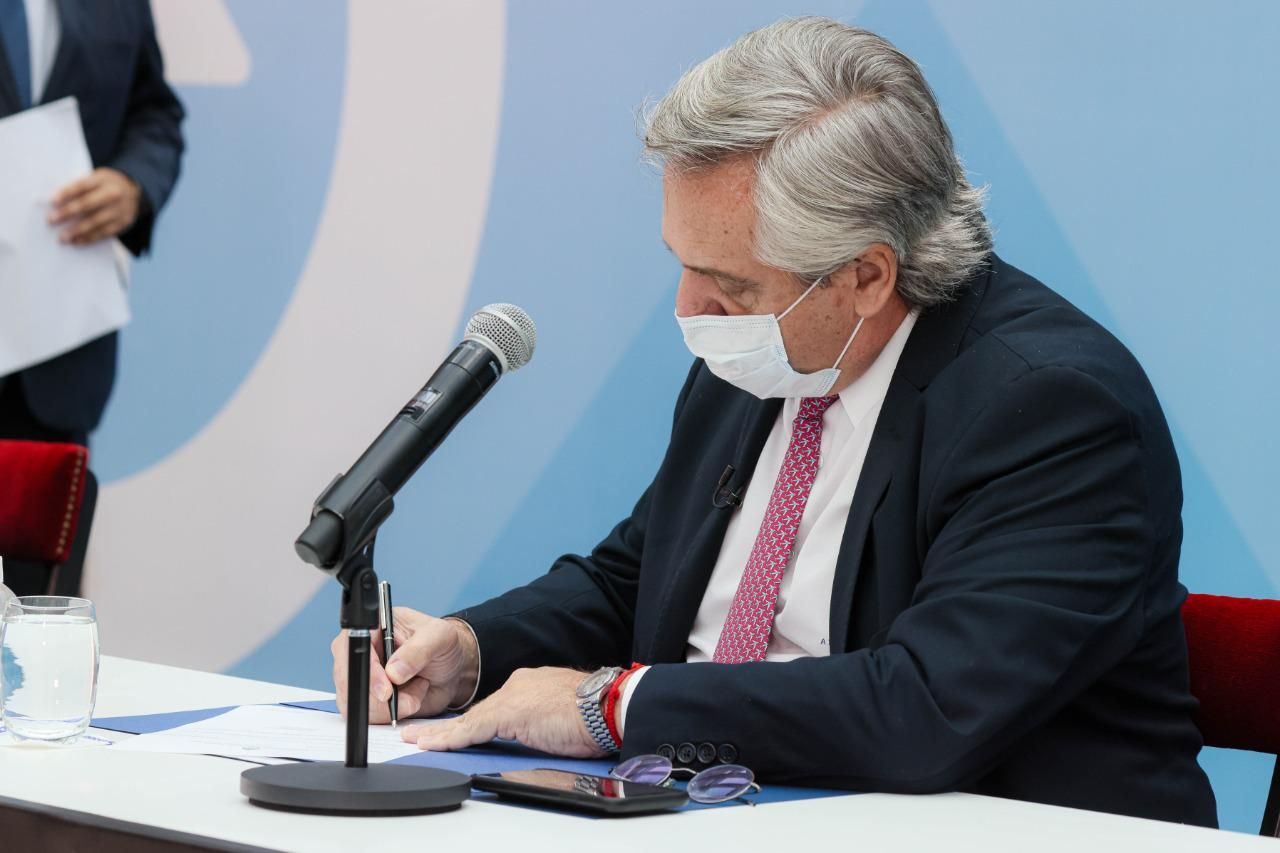 Modificación de Ganancias: El presidente promulgó la ley que impulsó Massa y aprobó el Congreso