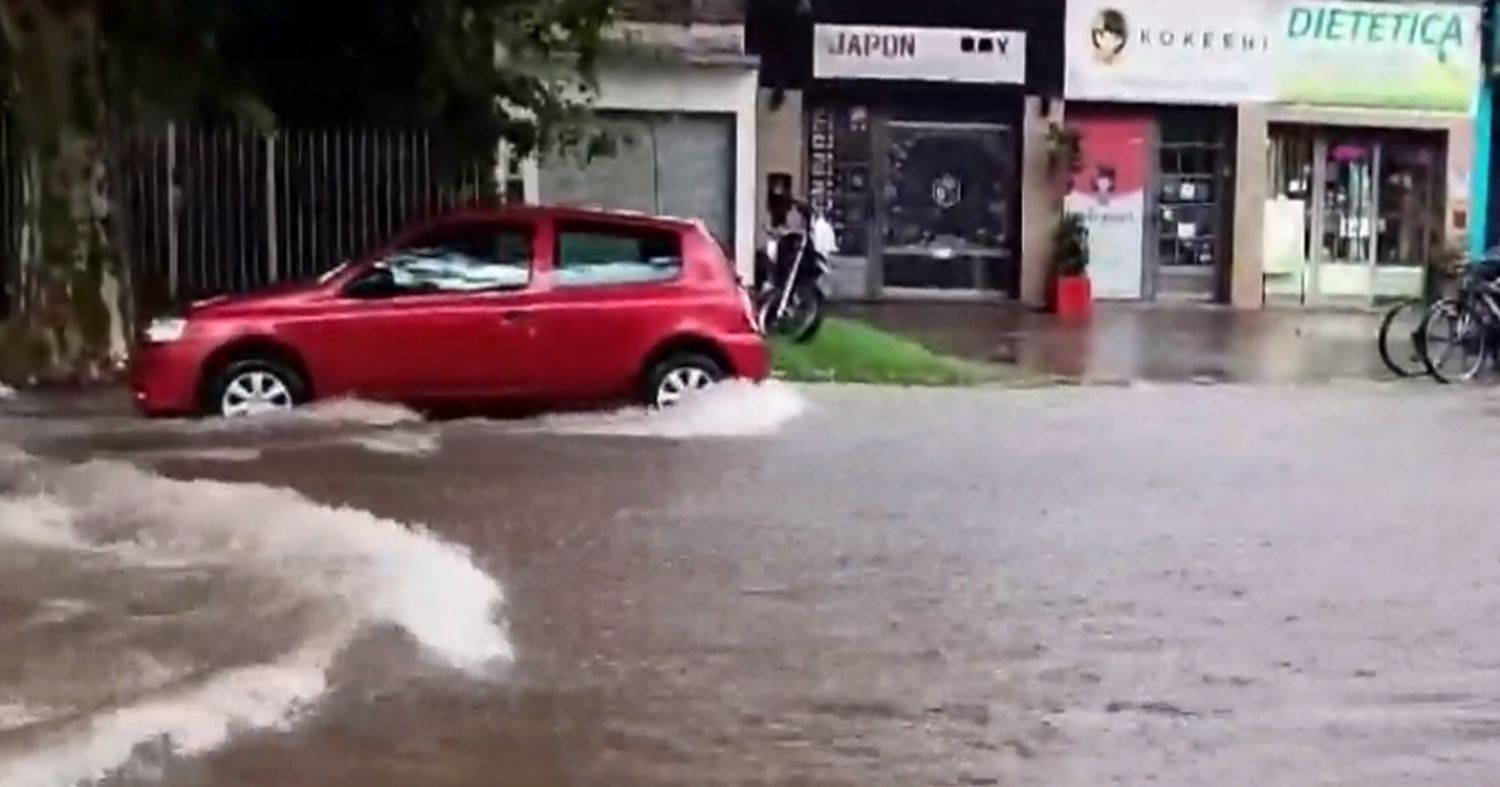 Lluvia sorpresiva y torrencial, dejó calles inundadas en la zona norte de la ciudad