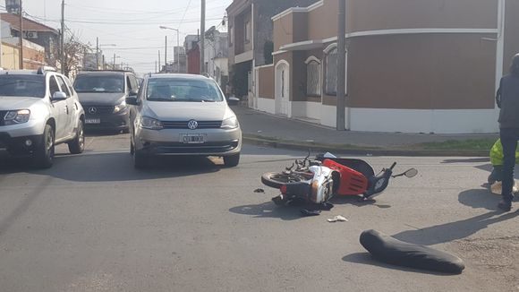 Chocaron moto y auto en Colón y Salta: una mujer trasladada al Hospital