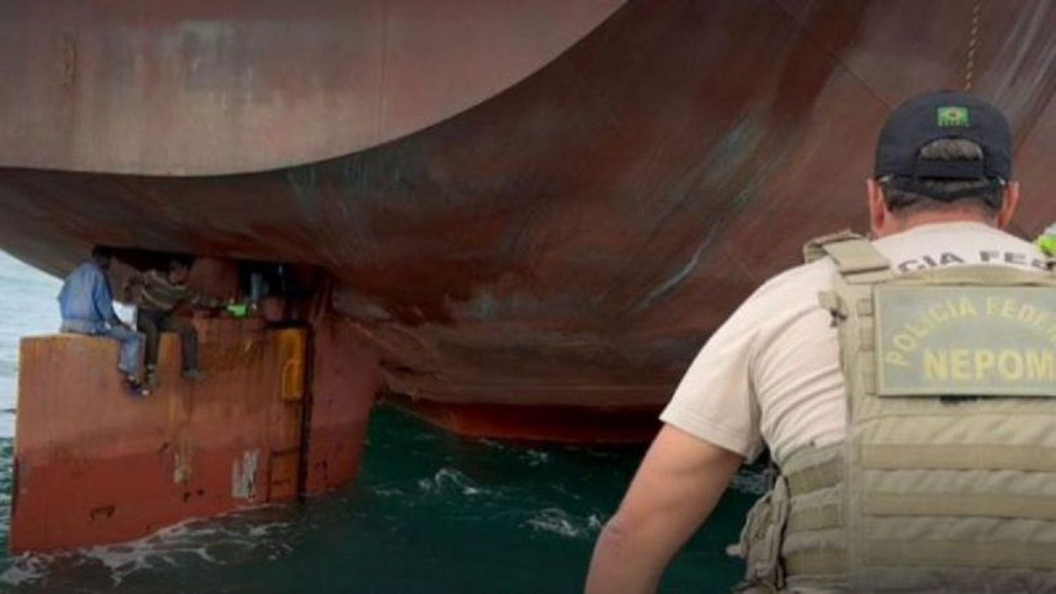 ¡SIN SABER A DÓNDE IRÍAN! 4 nigerianos llegan a Brasil escondidos en el timón de un barco (+FOTOS)