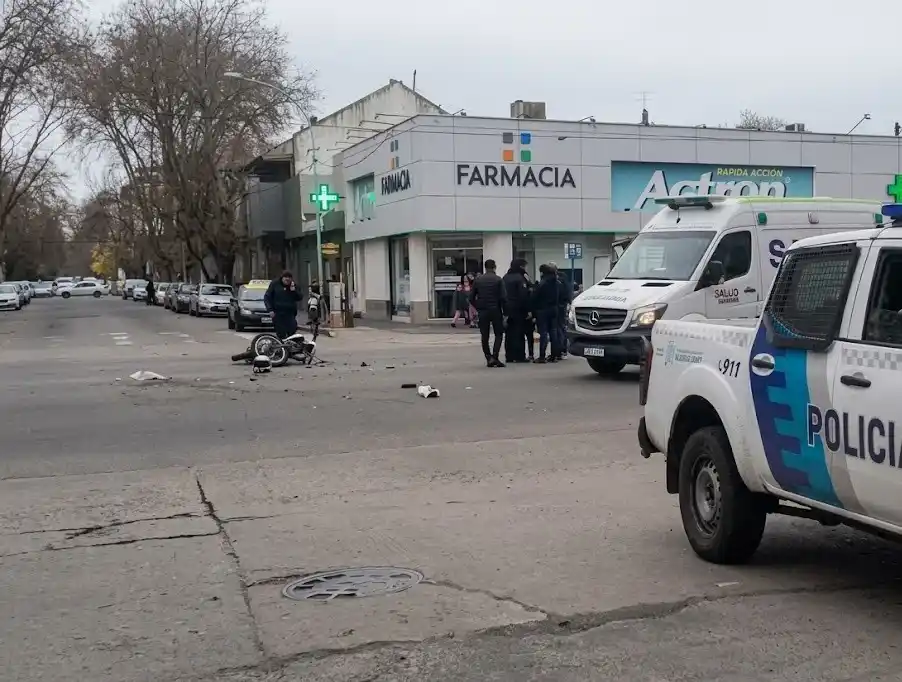 El motociclista salió despedido y cayó a varios metros del lugar del impacto, lo que generó preocupación entre los testigos que se encontraban en la zona.