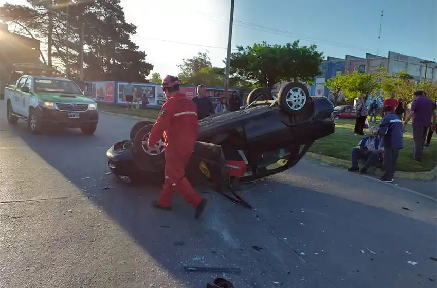 Choque y vuelco en Villa Primera