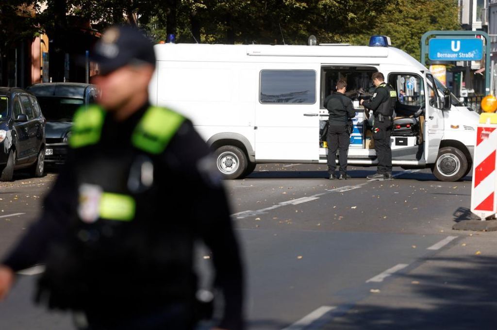 Docenas de agentes de policía rodearon el edificio