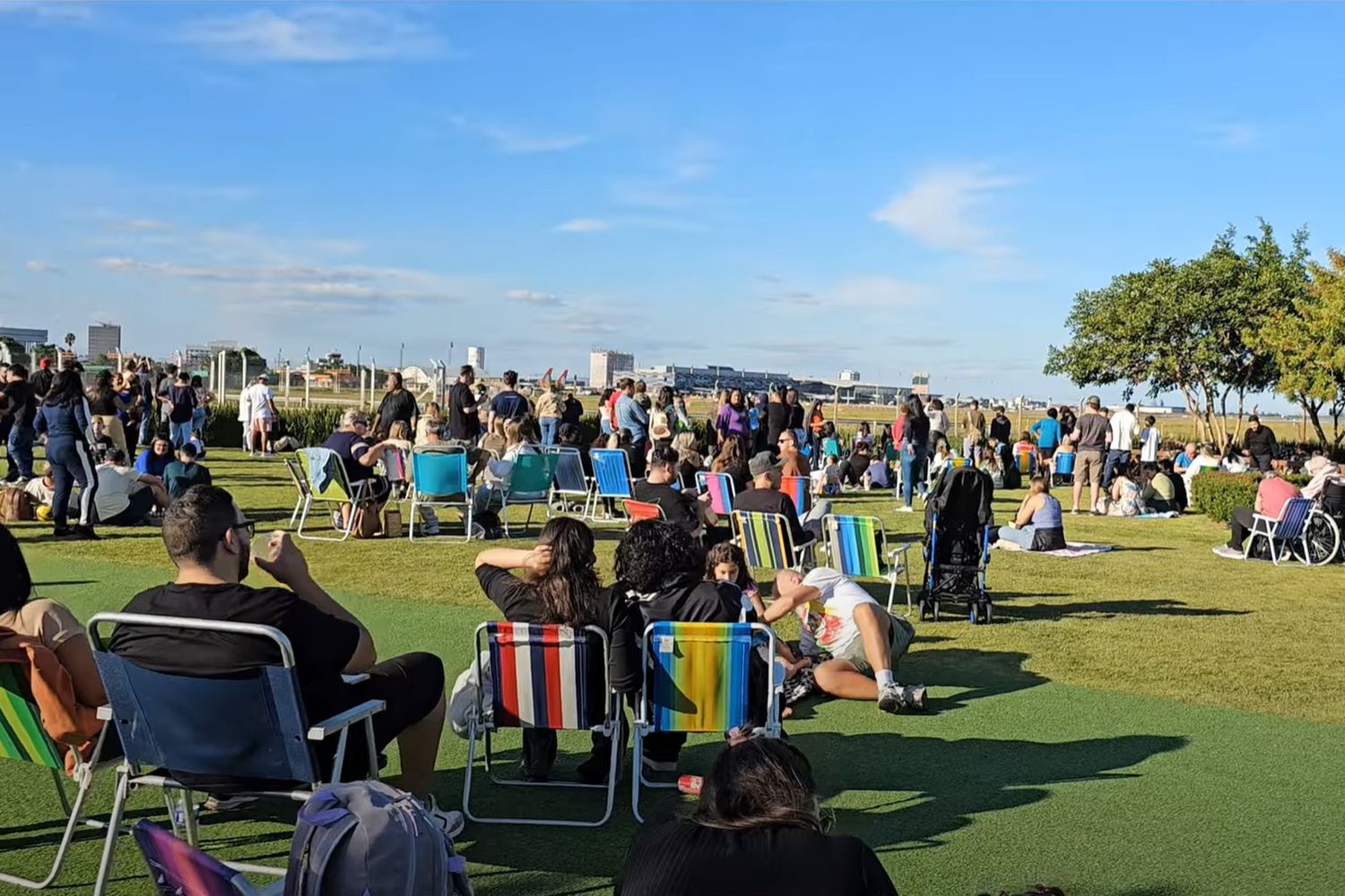 La Reina es la Reina: multitud se congrega para ver el aterrizaje de un Boeing 747