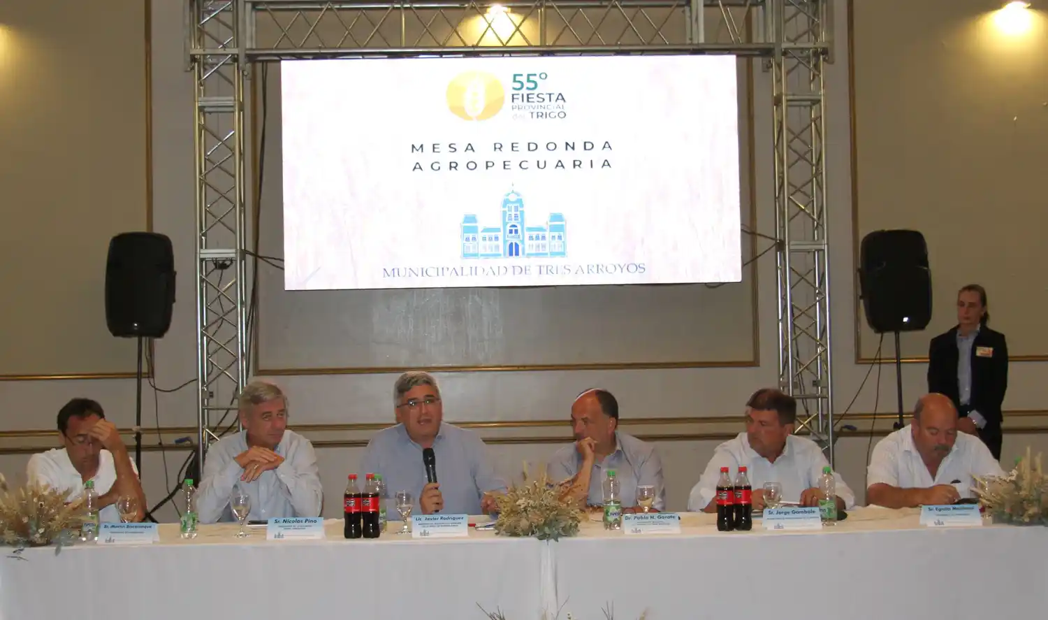 Una Mesa Redonda a la altura del trigo