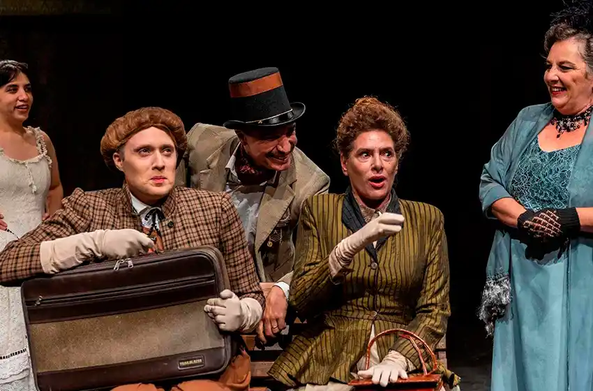 Adriana Tursi y María Rosa Frega llegan a su querida Mar del Plata con la premiada “La patria al hombro”