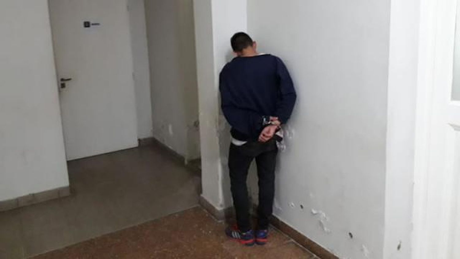 Escapó de tribunales esposado y lo recapturaron