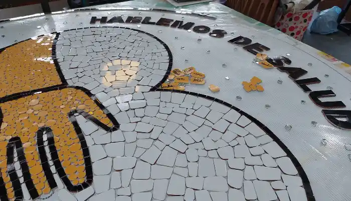 El mural por la salud mental con nombres de las víctimas de suicidio se encuentra ubicado en Ruíz Moreno y Rivadavia. Foto: Archivo La Opinión.