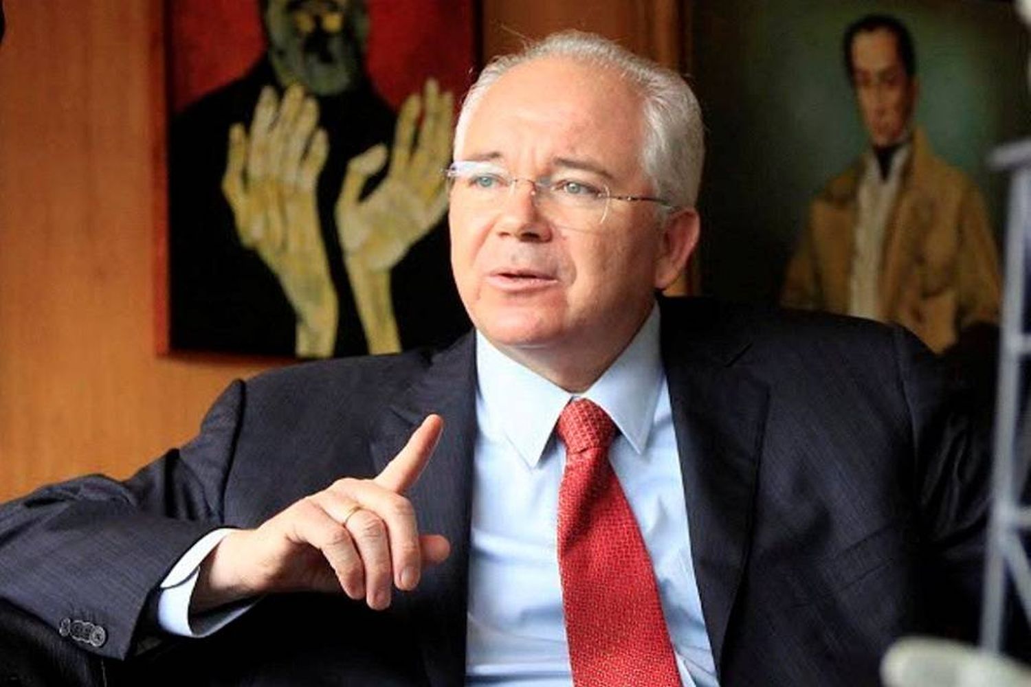 ¡Quiere volver a poner el nombre de CHÁVEZ EN LAS CALLES! A Rafael Ramírez le gustaría ser candidato presidencial