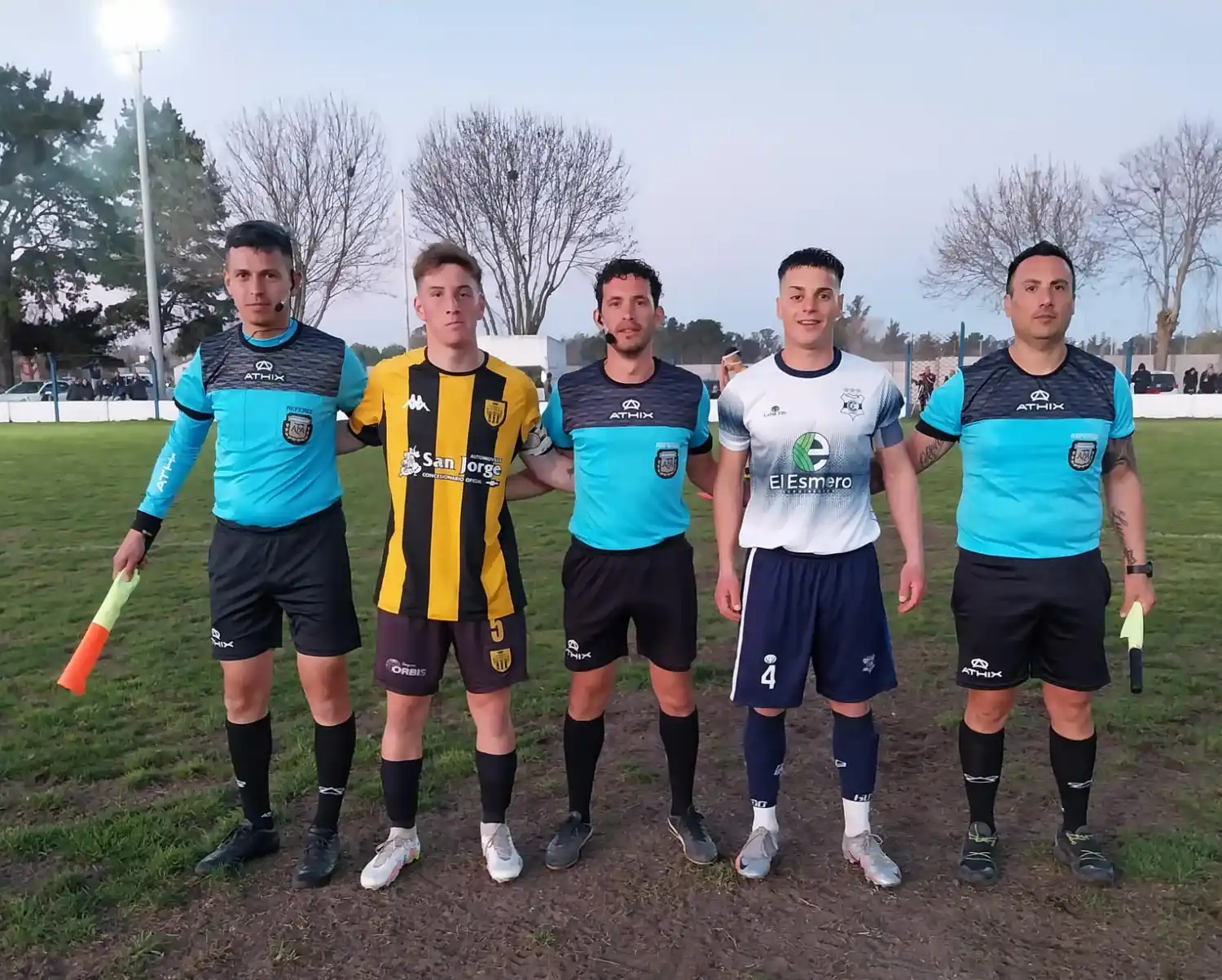 FOTO LIGA TANDILENSE DE FÚTBOL Los capitanes Luciano Gómez (Santamarina) y Leonel Iriart (Gimnasia), con la terna integrada por Cejas, Gómez Torres y Lionetti.