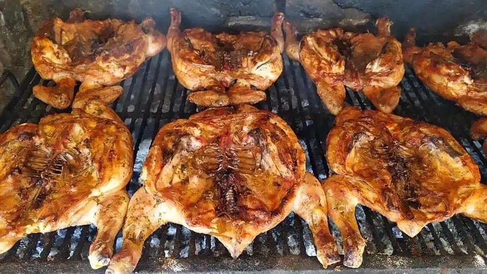 Pollada solidaria este sábado al mediodía para ayudar a Milo, que necesita reunir fondos de manera urgente para su tratamiento