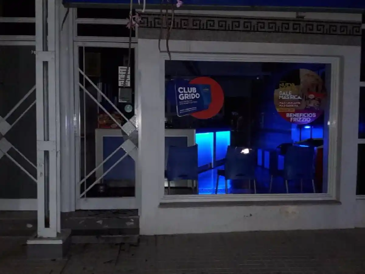 Dos jóvenes detenidos por romper vidriera de heladería   