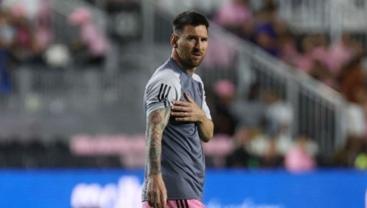 Lionel Messi responde con picardía a un fanático insistente por un autógrafo